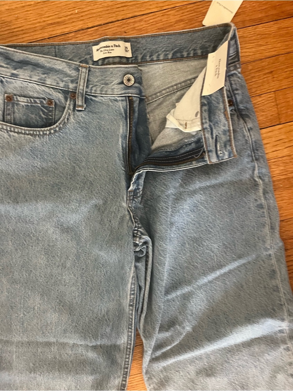 Abercrombie & Fitch Low Rise Ultra Loose Jeans – Size 25 – NWT - Picture 4 of 6